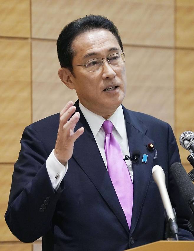 기자회견 하는 기시다 전 정무조사회장 (도쿄 교도=연합뉴스) 일본의 차기 총리를 결정할 집권 자민당 총재 경선에 후보로 나선 기시다 후미오(岸田文雄) 전 정무조사회장이 13일 국회에서 기자회견을 열고 있다. 2021.9.13 photo@yna.co.kr