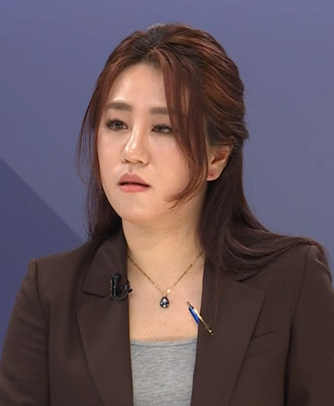 야당을 통한 여권 인사 고발 사주 의혹의 제보자임을 밝힌 조성은 전 미래통합당(현 국민의힘) 선거대책위원회 부위원장이 10일 오후 JTBC 뉴스룸에 출연해 인터뷰를 하고 있다.