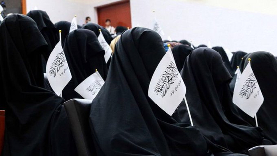 아프가니스탄 카불의 한 대학교에서 눈까지 망사로 가린 부르카를 입고 탈레반에게 지지의 뜻을 표하는 일부 아프간 여성들. 〈사진=트위터〉