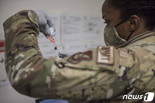 주한미군 코로나19 백신 접종 (주한미군사령부 제공) 2020.12.29/뉴스1 © News1 임세영 기자