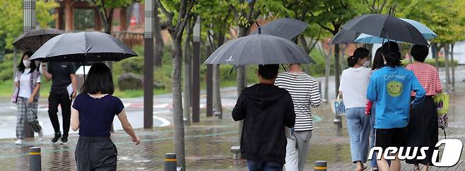 지난 6일 전북 한 대학 앞에서 우산을 쓴 시민들이 걸어가고 있다. (사진은 기사 내용과 무관함) /뉴스1 © News1