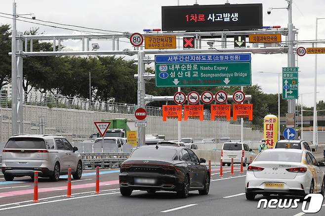 1일 서부간선지하도로가 개통돼 서울 금천구 금천IC로 차량이 진입하고 있다. 2021.9.1/뉴스1 © News1 민경석 기자