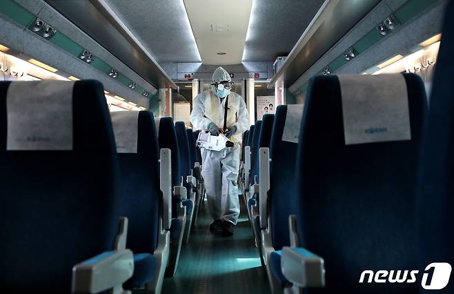 추석연휴를 일주일여 앞둔 13일 코레일테크 방역 관계자들이 서울 중구 서울역에서 열차 소독작업을 하고 있다. 2020.9.13/뉴스1 © News1 이성철 기자