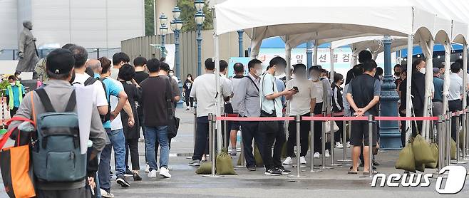 13일 서울 중구 서울역 임시선별진료소에서 시민들이 검사 대기를 하고 있다. 2021.9.13/뉴스1 © News1 이성철 기자