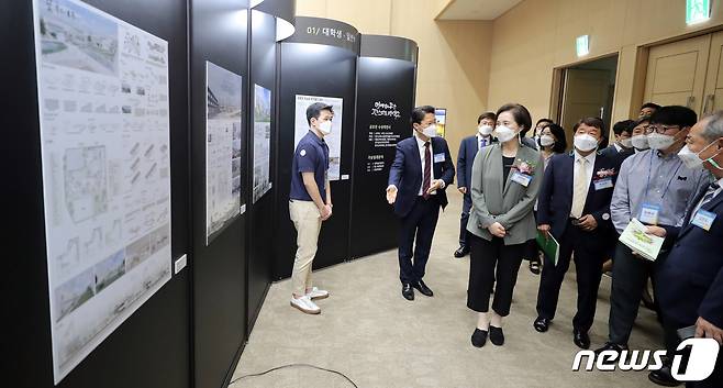 유은혜 부총리 겸 교육부 장관이 14일 세종시 어진동 세종컨벤션센터에서 열린 그린스마트 미래학교 가상설계 및 콘텐츠 공모전 시상식에서 수상작을 살펴보고 있다. 2021.9.14/뉴스1 © News1 장수영 기자