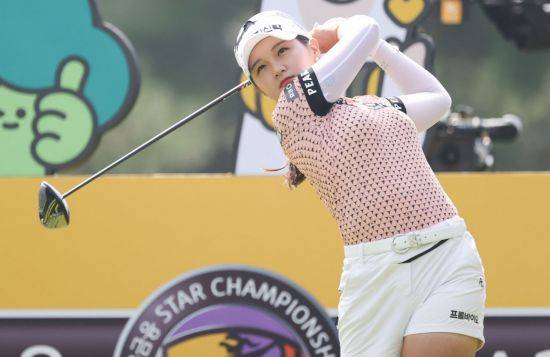 박현경이 메이저 KB금융 스타챔피언십 최종일 1번홀에서 티 샷을 하고 있다. 사진제공=KLPGA