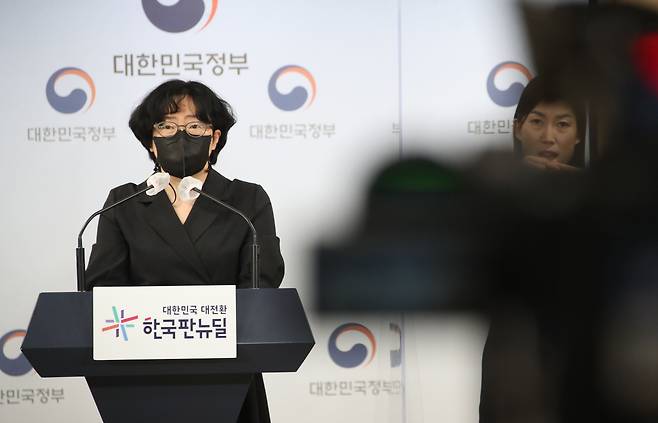 윤순진 2050 탄소중립위원회 민간위원장이 지난 8월 5일 정부서울청사 브리핑실에서 탄소중립 실현 방향을 담은 '2050 탄소중립 시나리오 초안'을 공개하고 대국민 의견수렴을 진행한다고 발표하고 있다./연합뉴스 제공