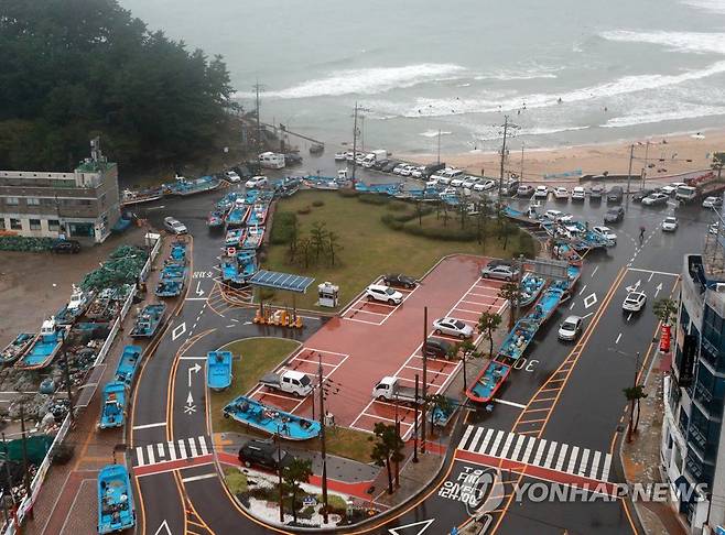태풍 ‘찬투’가 북상하고 있는 14일 오후 부산 송정해수욕장 인근 도로에 어선들이 대피해 있다. /연합뉴스