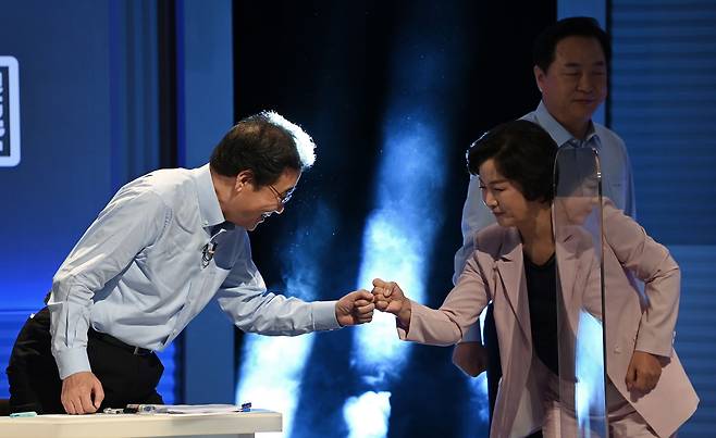 더불어민주당 이낙연(왼쪽), 추미애 대선경선 후보가 14일 오후 서울 마포구 상암동 MBC에서 열린 100분 토론에서 인사하고 있다. /국회사진기자단