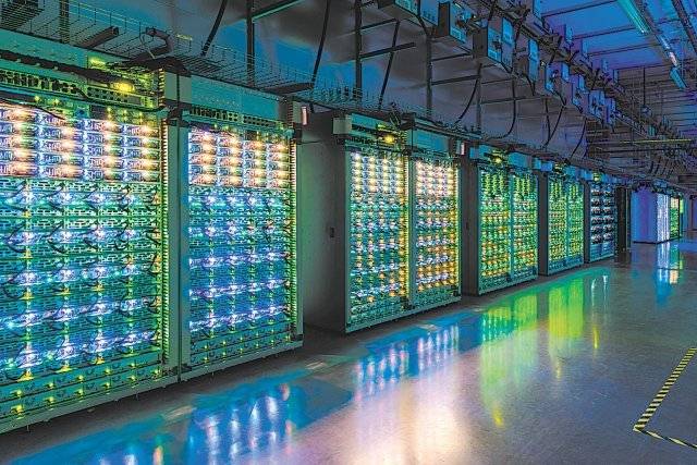 벨기에 생길랭 데이터센터 서버의 불빛은 꺼지지 않는다. 진열된 서버의 모습은 마치 마트에 진열된 생필품을 연상시킨다. 사진 출처 구글데이터센터 갤러리