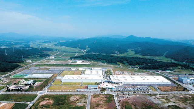 광주 광산구 덕림동 빛그린 국가산업단지에 위치한 광주글로벌모터스는 노사상생 광주형 일자리 첫 모델로 15일 차량 양산을 시작하면서 지역경제에 훈풍을 불어넣고 있다. 광주글로벌모터스 제공