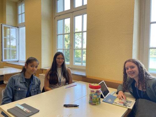 독일 고등학교 중 한국어를 정규과목으로 처음 채택한 카롤리눔 김나지움의 한국어 수업시간. 왼쪽부터 방탄소년단(BTS) 팬인 쥴리와 아멜리, 나브리드.   노이슈트렐리츠=연합뉴스