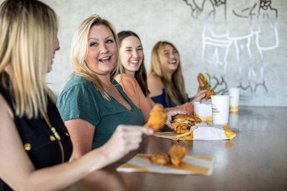 맘스터치 미국 가디나점에서 현지 고객들이 햄버거와 치킨을 즐기고 있다. 맘스터치 제공