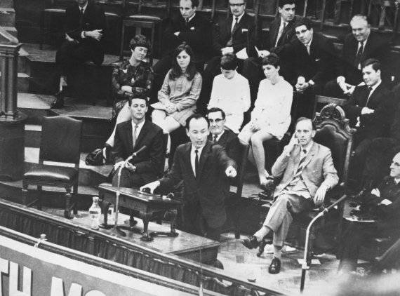 여의도순복음교회 설립자인 조용기 원로목사가 14일 별세했다. 사진은 1967년 영국 웨스트민스터센트럴홀에서 설교하는 조 목사의 모습(여의도순복음교회 제공)./사진=뉴시스