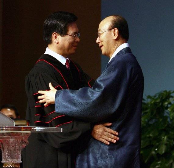 조용기 목사(오른쪽)는 지난 2006년 11월 당회의 비밀투표를 거쳐 선출된 이영훈 목사에게 담임목사직을 물려주면서 리더십의 모범적 세대교체를 실천했다. 여의도순복음교회 제공