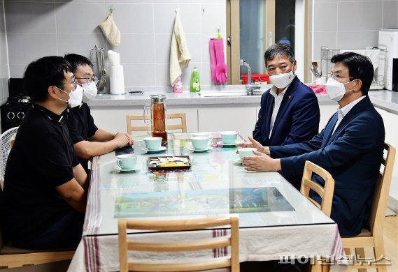 청소년 회복지원시설인 ‘빌라수산나’를 찾은 이석문 교육감(왼쪽 첫번째)).