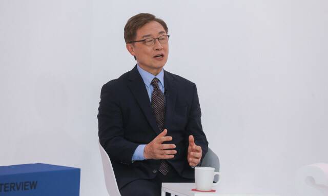 지난 9일 서울 금천구 즐스튜디오에서 열린 ‘국민시그널’ 국민의힘 대선 경선 후보 공개면접에서 최재형 전 감사원장이 질문에 답변하고 있다. 공동취재사진