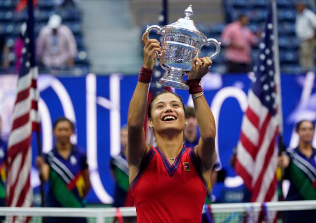 라두카누가 12일 미국 뉴욕의 빌리진 킹 내셔널 테니스 센터에서 열린 US오픈 테니스 대회 여자단식 결승에서 레일라 페르난데스를 꺾고 우승 트로피를 들어 올리며 활짝 웃고 있다. AP 연합뉴스