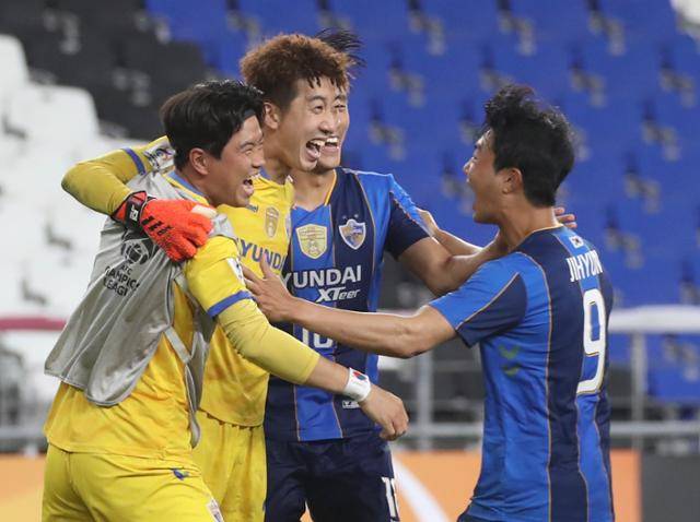 울산현대 선수들이 14일 울산 문수축구경기장에서 열린 아시아축구연맹 챔피언스리그(ACL) 16강전 가와사키 프론탈레의 경기에서 승부차기 끝에 8강 진출을 확정한 뒤 환호하고 있다. 뉴스1