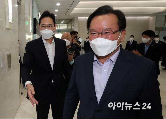 이재용 삼성전자 부회장이 14일 오전 서울 강남구 역삼동 멀티캠퍼스에서 진행되는 '삼성 청년 소프트웨어 아카데미(SSAFY)' 교육 현장을 찾은 김부겸 국무총리를 안내하고 있다.