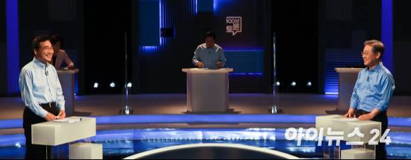 더불어민주당 이낙연 대선 경선 후보(왼쪽)와 이재명 후보가 14일 오후 서울 마포구 상암동 MBC 사옥에서 열린 MBC 100분 토론에 참석해 리허설을 하며 미소를 짓고 있다.