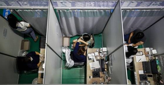 13일 오전 서울 서대문구 북아현문화체육센터에 마련된 코로나19 예방접종센터를 찾은 시민들이 백신 접종을 받고 있다. 12일 코로나19 예방접종대응추진단에 따르면 60세 이상 고령층 포함 18세 이상 성인 가운데 75%가 1회 이상 백신 접종을 받았으며, 접종 완료자도 전체 인구의 39%를 넘어선 것으로 집계됐다. 방역당국은 추석 연휴 전까지 전체 인구 대비 1차 접종률 70% 목표를 향해 속도를 내고 있다. [뉴시스]