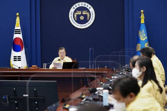 문재인 대통령이 14일 오전 청와대 여민관 영상회의실에서 열린 국무회의에서 발언하고 있다. 연합뉴스