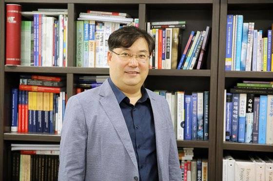 지난해 국제전문학술지에 가장 많은 주저자 논문 36편을 발표해 가천학술상 대상을 수상한 가천대 에너지IT학과 김종우 교수