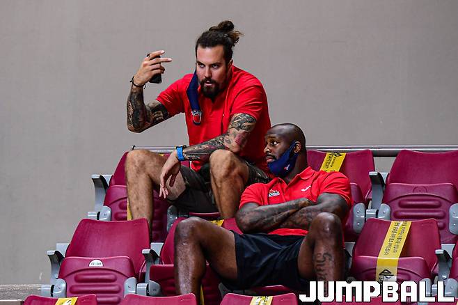 ▲ KGC인삼공사의 경기 중 관중석에서 담소를 나누고 있는 오리온 미로슬라브
라둘리차와 머피 할로웨이