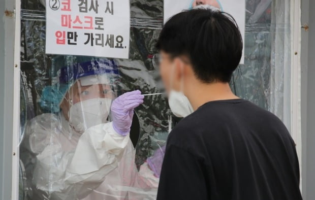 대전시청 남문광장에 마련된 선별진료소에서 한 시민이 코로나19 검사를 받고 있다. /사진=뉴스1