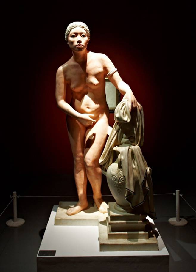 신미경, 번역- 아프로디테, 2002·2013, 비누, 스테인리스 스틸, 바니쉬. 165x 76x 82㎝  작가 제공