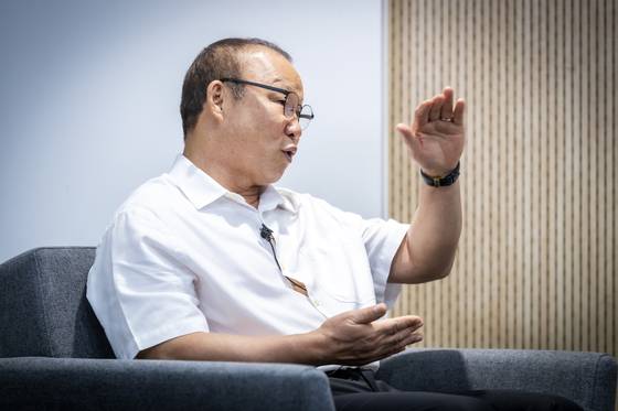 Park Hang-seo answers questions at Sports 360 Lab in Seoul Olympic Park in Songpa District, southern Seoul on July 20. [JOONGANG SUNDAY]