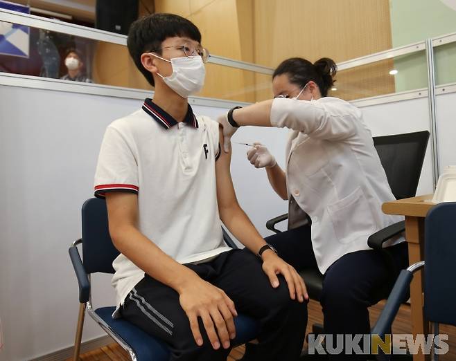 고3 수험생이 7월 19일 오전 서울 양천구 해누리타운 백신접종센터에서 코로나19 화이자 백신 접종을 받고 있다.   박효상 기자