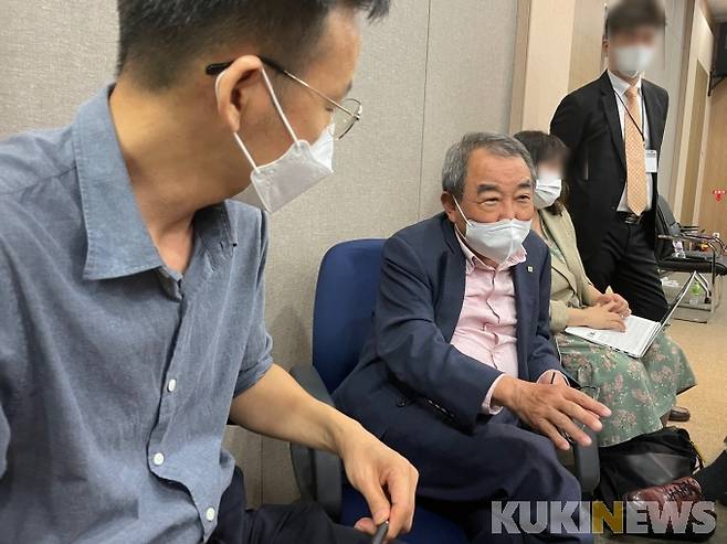 14일 사조산업 임시주총에 등장한 이인우 사조그룹 부회장이 소액주주들과 대화를 나누고 있다. / 신민경 기자