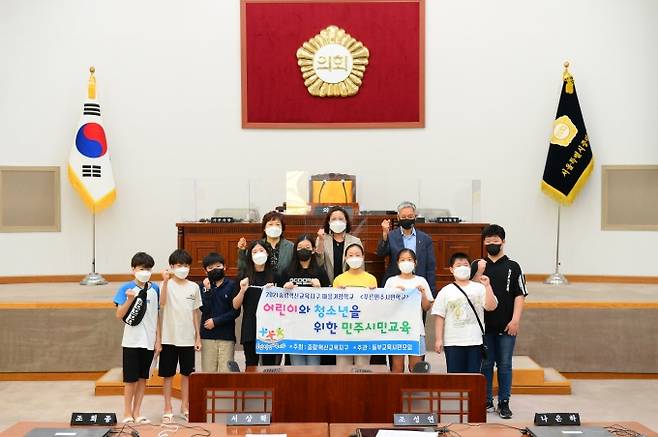 은승희 중랑구의회 의장이 지난 11일 푸른민주시민학교와 ‘중랑구 어린이‧청소년의회 구성 및 운영’에 관한 간담회를 개최했다.&nbsp; &nbsp;중랑구의회 제공