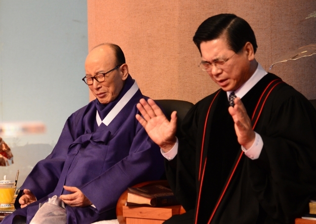 조용기(왼쪽) 원로목사와 이영훈 여의도 순복음 담임목사가 2015년 12월 31일 송구영신 예배에서 함께 기도를 하고 있다