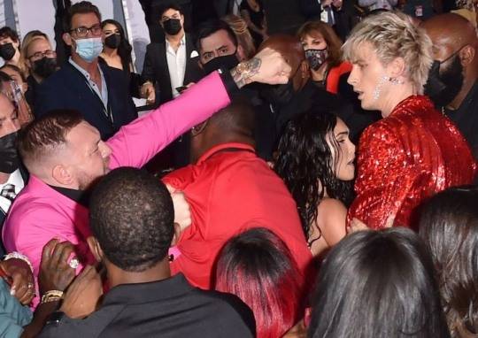 맥그리거가 '머신건 캘리'를 향해 주먹을 휘두르고 있다. [TMZ 사진 캡처]