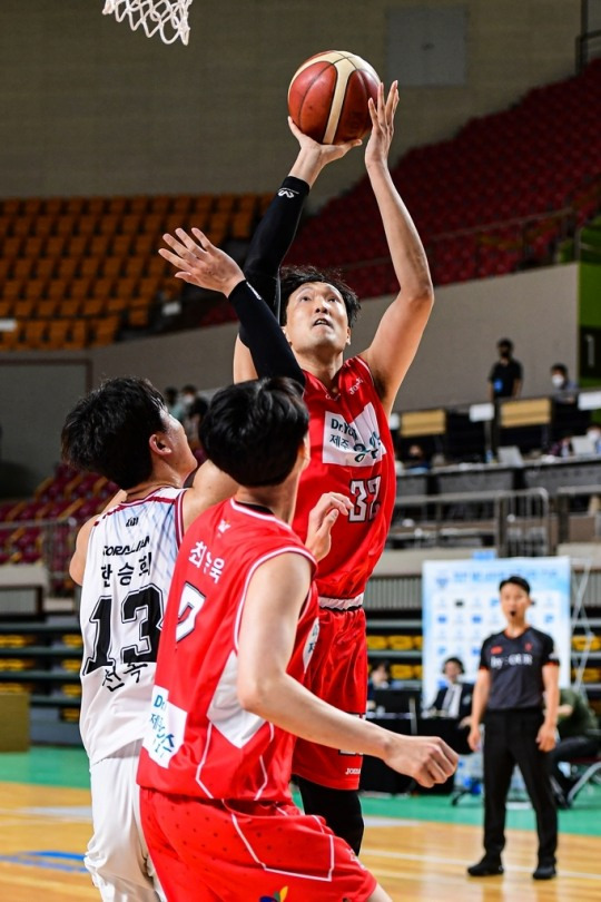 골밑 슛을 시도하는 오리온 이종현 [KBL 제공]
