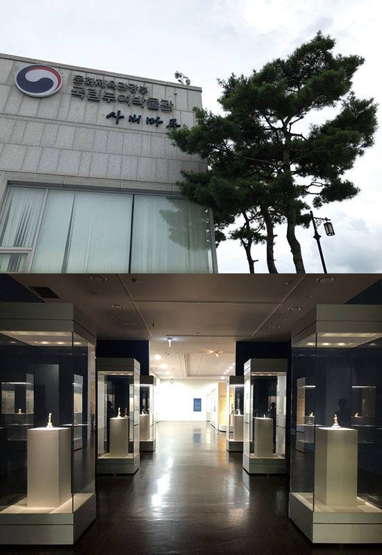 ‌백제의 수도였던 부여에서 출토된 유물들을 전시한 국립부여박물관, 손가락 크기로 만들어 작지만 세공 기술이 화려한 금동 불상들이 전시돼 있다.