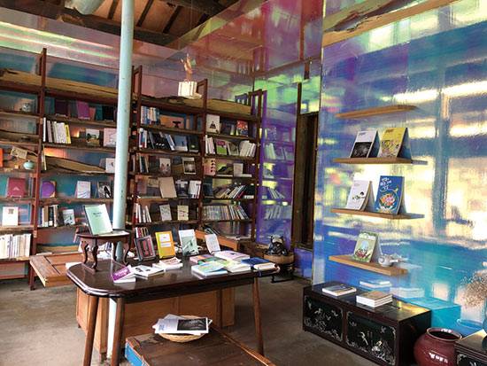 담배 가게를 리뉴얼해 만든 북 카페 ‘책방세간’