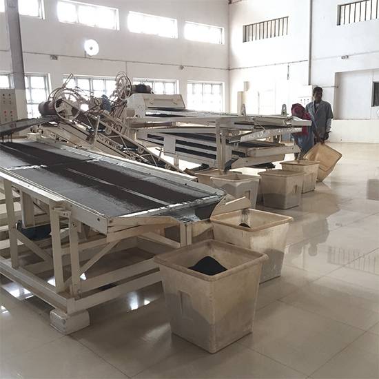 인도에서 사용하는 현대식 차 가공 기계.