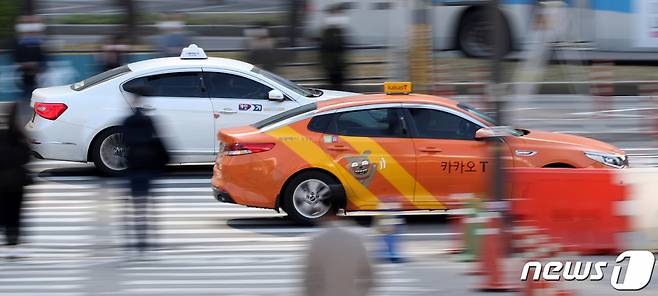 (서울=뉴스1) 박지혜 기자 = 이른바 ‘타다금지법’으로 불렸던 ‘개정 여객자동차법’이 시행된 8일 서울역 인근에서 택시들이 이동하고 있다.  현재까지 카카오T블루, 마카롱택시, 반반택시그린, 우버택시 등 플랫폼 가맹사업 형태의 브랜드 택시 약 3만대가 운행 중이며 이번 법령 개정을 통해 브랜드 택시가 더욱 활성화할 전망이다.  그러나 운송플랫폼 사업을 제도화해 모빌리티 혁신을 기대했지만 실제로 혁신은 없고 가맹 택시만 자리를 채우게 됐다는 비판도 나오고 있다. 2021.4.8/뉴스1