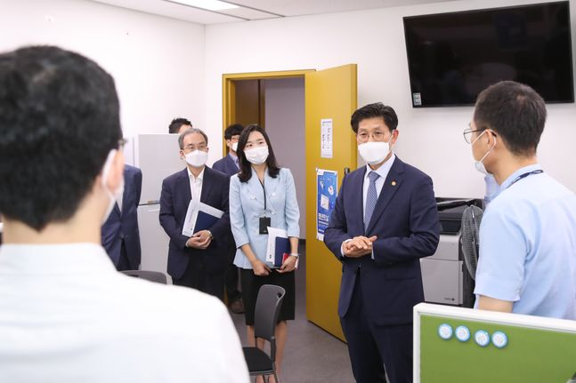 국토교통부가 청년정책과를 신설하고 청년 주거복지정책 등을 전담하도록 했다. 사진은 노형욱 국토 장관이 지난 13일 청년정책과를 찾은 모습. /사진제공=국토부