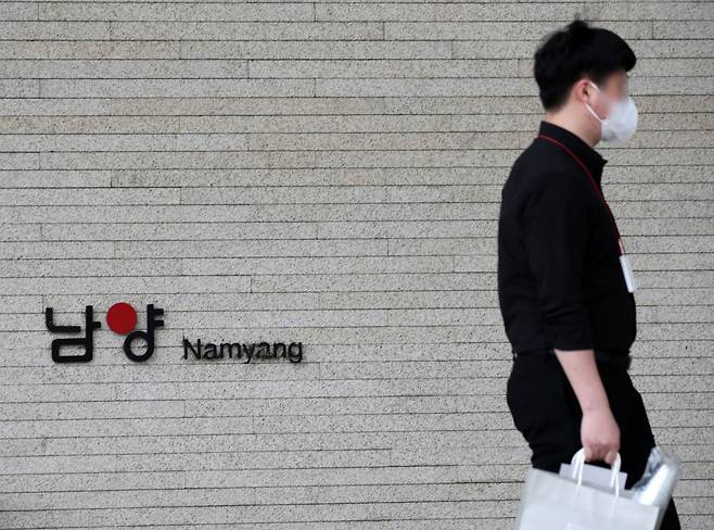 14일 열린 임시주총에서 상정된 안건 3가지가 모두 부결됐다. 사진은 불가리스 제품에 코로나19 억제 효과가 있다는 연구 결과를 발표해 식품의약품안전처로부터 고발된 남양유업을 압수수색한 30일 서울 강남구 남양유업 본사의 모습./사진제공=뉴시스