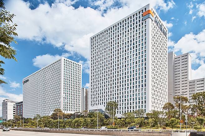 호반건설과 호반산업은 추석을 맞아 중소 협력사들의 공사대금을 조기 지급한다. 총 1400억원의 공사 및 물품 대금을 추석 전에 전액 현금으로 전달한다. /사진제공=호반건설