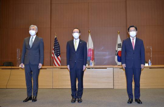 한·미·일 북핵수석대표인 노규덕(오른쪽) 외교부 한반도평화교섭본부장과 성 김(왼쪽) 미국 국무부 대북특별대표, 후나코시 다케히로 일본 외무성 아시아대양주 국장이 14일 일본 도쿄 소재 외무성 회의실에서 만나 북핵 문제 공조 방안 협의에 앞서 기념 촬영을 하고 있다. AP 연합뉴스