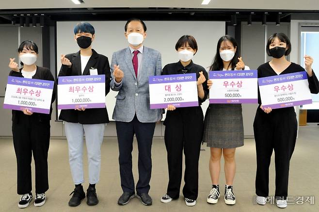 14일, 서울관광재단에서 ‘2021 서울빛초롱축제 한지 등(燈) 디자인 공모전’ 시상식이 열렸다. 이번 공모전에서는 대상 1인(팀), 최우수상 2인(팀), 우수상 4인(팀)이 선정됐다. 좌로부터 최우수상 수상 팀 정아란(박정아), 최우수상 수상 팀 꽃가람(허정수), 서울관광재단 길기연 대표이사, 대상 수상자 전소희씨, 우수상 수상 팀 강보경과 조은비(조은비), 우수상 수상 팀 도비즈(김다운)가 제1회 ‘서울빛초롱축제 한지 등(燈) 디자인 공모전’ 시상식에서 기념 촬영을 하고 있다. 사진제공=서울관광재단