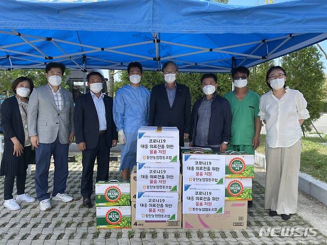 14일 수질복원센터 선별진료소에 코로나 19 위문품을 전달하는 동탄농협 임직원들.