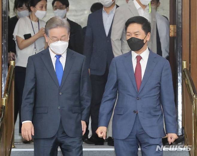 [서울=뉴시스] 전신 기자 = 김기현 국민의힘 원내대표와 더불어민주당 대권주자인 이재명 경기도지사가 14일 서울 여의도 국회에서 열린 국민의힘-경기도 예산정책협의회에 입장하고 있다. (공동취재사진) 2021.09.14. photo@newsis.com