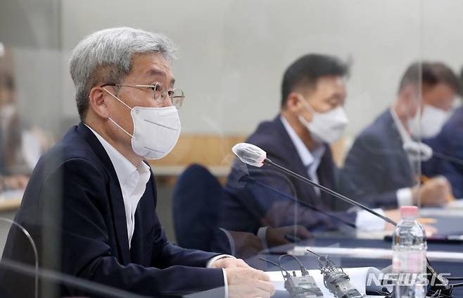 [서울=뉴시스] 김선웅 기자 = 고승범 금융위원장이 14일 오후 서울 중구 서민금융중앙통합지원센터에서 열린 서민취약계층 간담회에서 모두발언을 하고 있다. (공동취재사진) 2021.09.14. photo@newsis.com